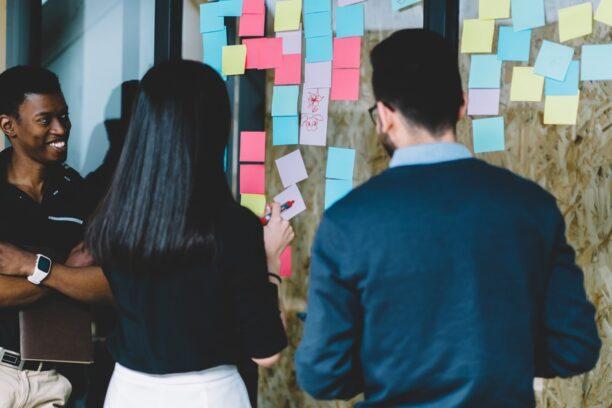 colleagues-making-notes
